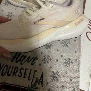 Very nice pair of Brooke shoes tan with white